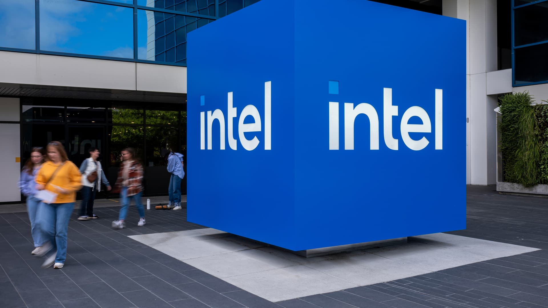 108136026-1745498530408-gettyimages-2211018309-INTEL_EARNS.jpeg