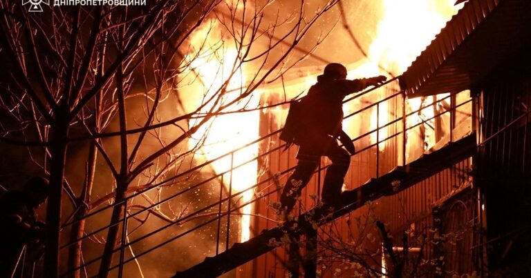 2025-04-17T060646Z_870856153_RC2HZDAKRS44_RTRMADP_3_UKRAINE-CRISIS-ATTACK-DNIPRO-1744944041.jpg