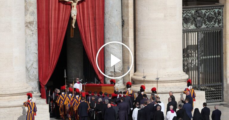 23int-pope-procession-02-ltzf-facebookJumbo.jpg